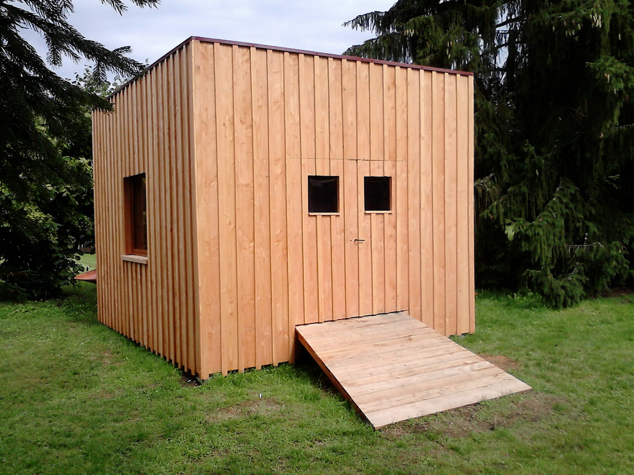 Jardin contemporain épuré: voici un abri de jardin avec style très ...